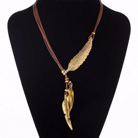 Collier brun avec plume dorée
