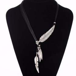 Collier noir avec plume argentée