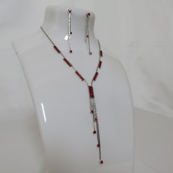 Parure argentée avec filament de strass rouge